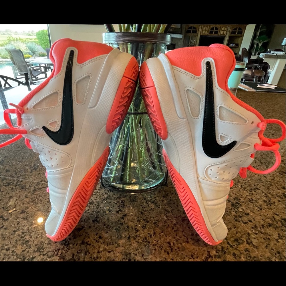Tennis shoes